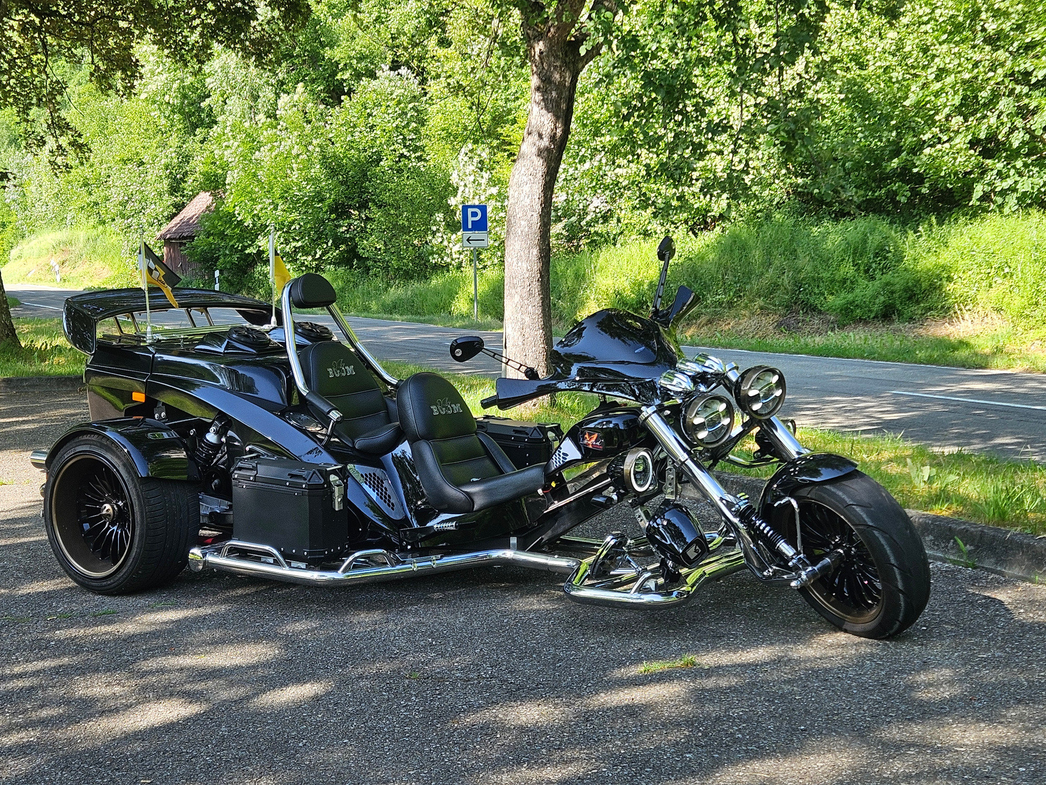 Schwarzes BOOM Trike von vorne