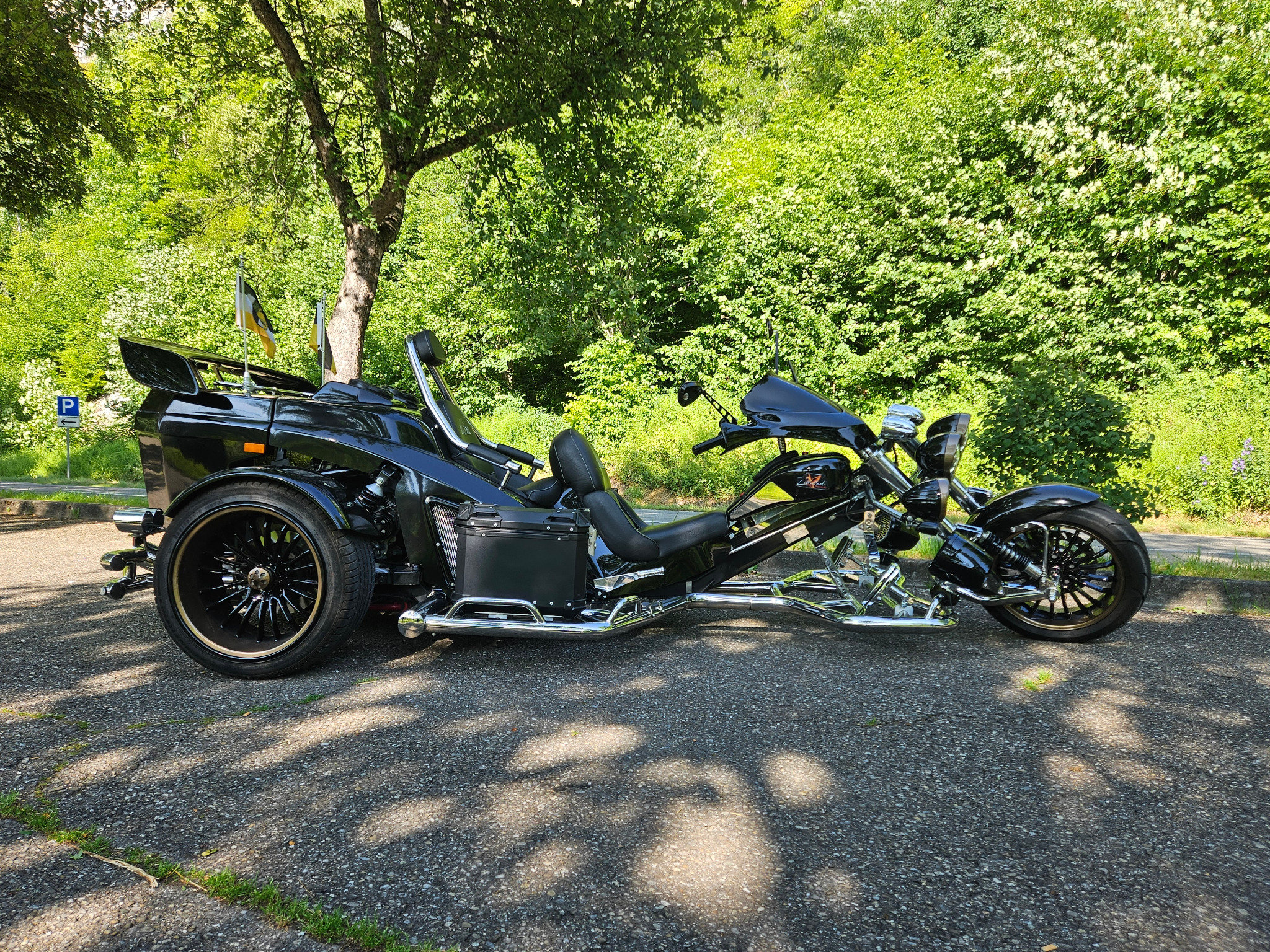 Schwarzes BOOM Trike in Seitenansicht